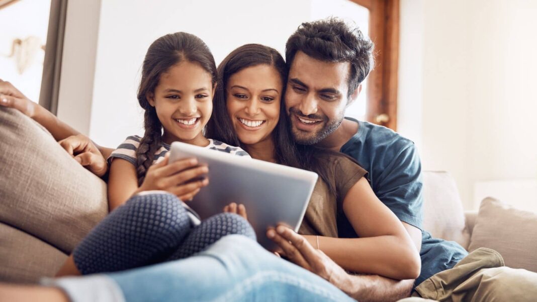 family using ipad