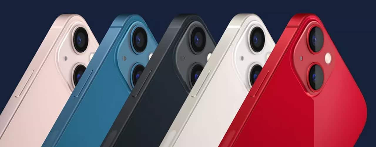 Várias cores do iPhone 13 no fundo azul maçã
