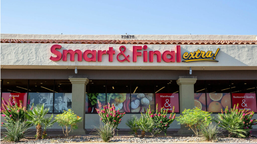 Smart & Final supermarket grocery storefront